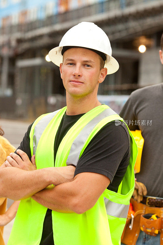 戴安全帽的男性建筑工人