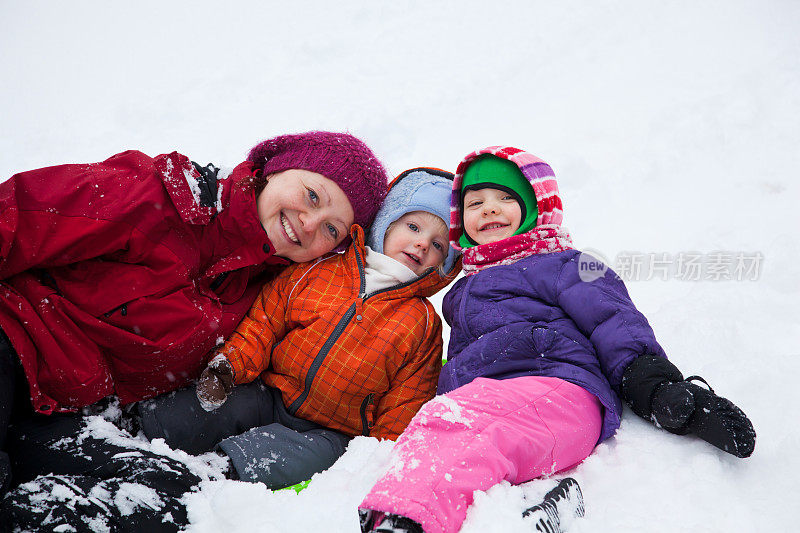 妈妈和孩子们在雪地上玩