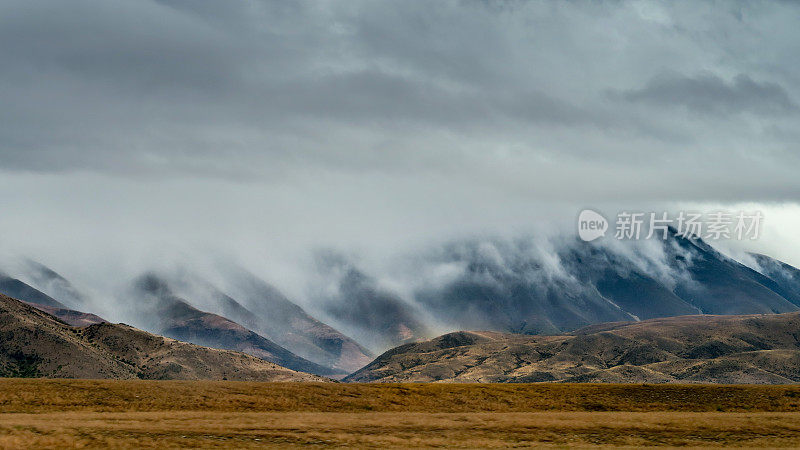 新西兰库克山国家公园的低云