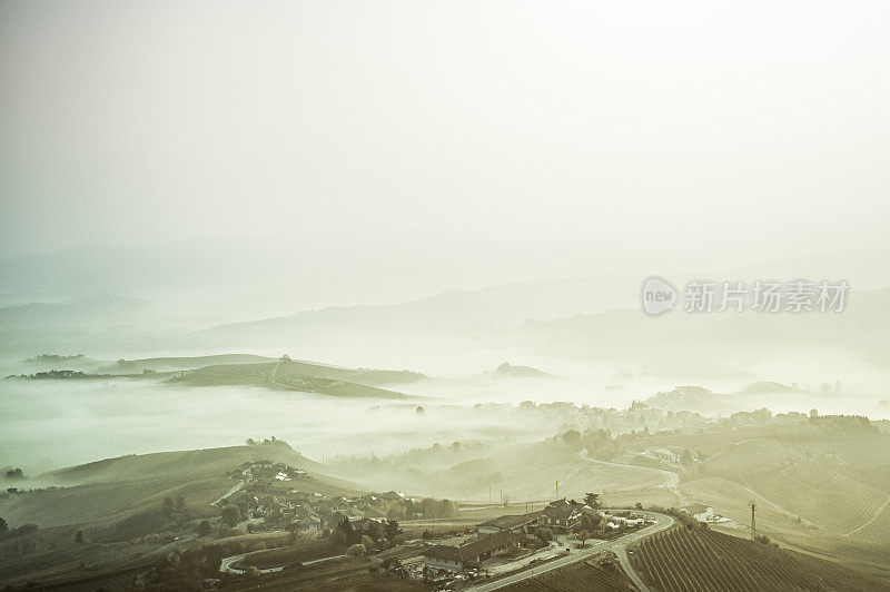 意大利秋天黎明时雾蒙蒙的风景