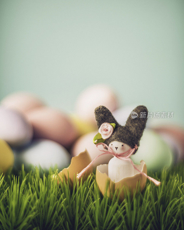 用草里的复活节彩蛋手工制作的复活节兔子
