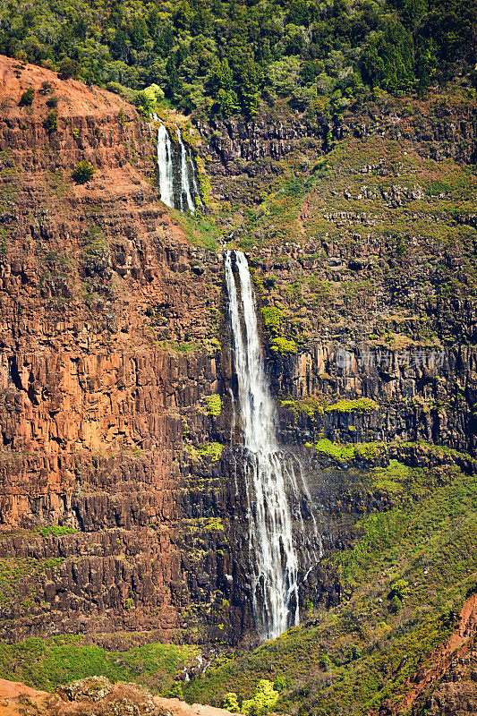 夏威夷考艾岛威美亚峡谷州立公园的瀑布