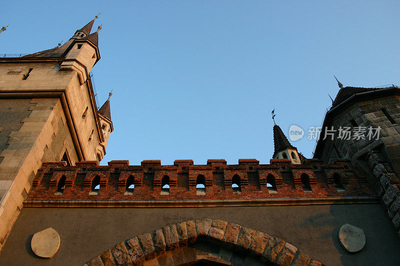 城堡的墙和塔