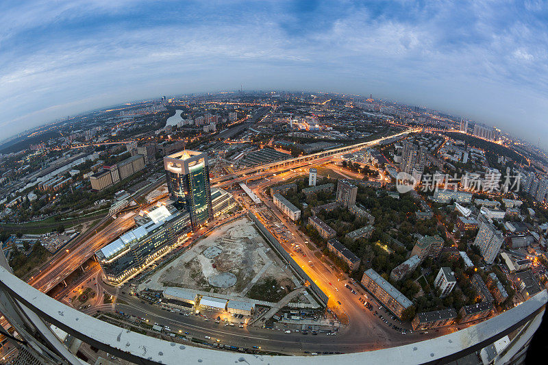 大的城市全景。建筑工地的鱼眼景观