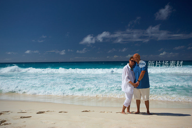 一对老年夫妇在沙滩上