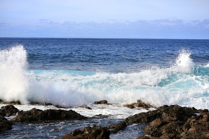 海浪冲击着海岸线上的岩石。