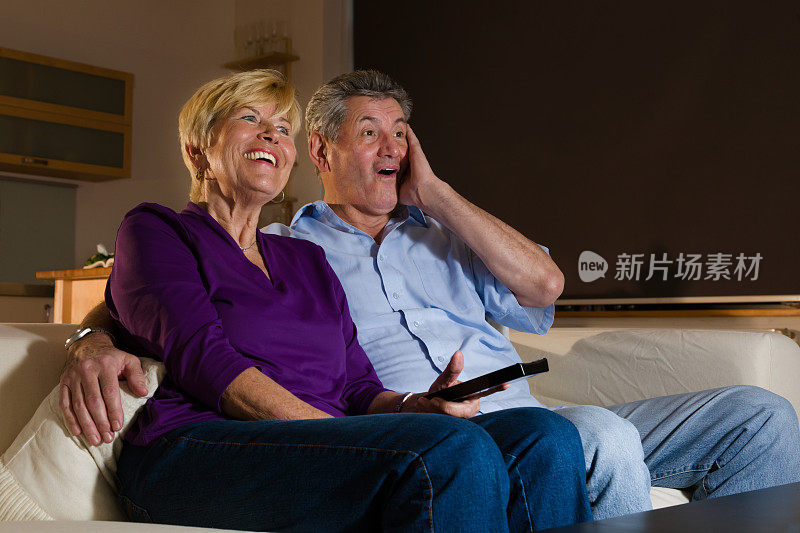 老年夫妇看电视