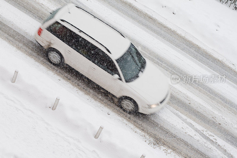 汽车在风雪中