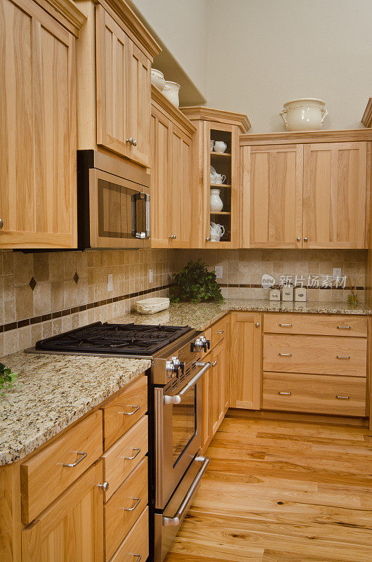 现代厨房与硬木橱柜和地板