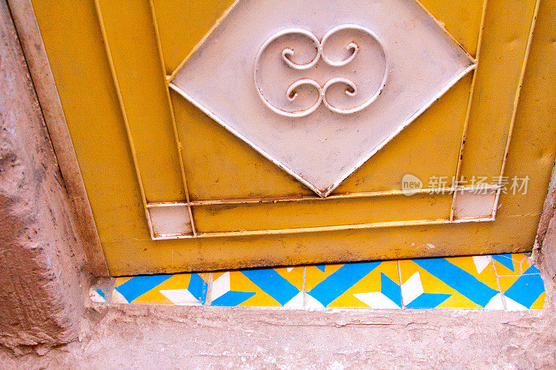 摩洛哥装饰:黄色和蓝色地砖，黄色门