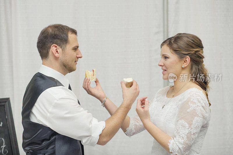 新娘和新郎互相喂蛋糕