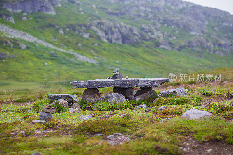 挪威Jotunheiman的岩石堆(或凯恩斯)长凳形状