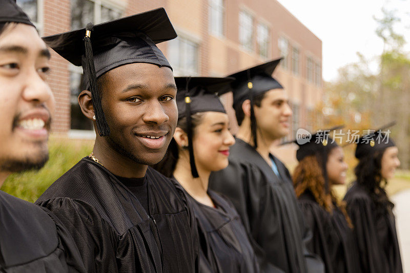 学历:非洲裔男性毕业生，大学校园好友。
