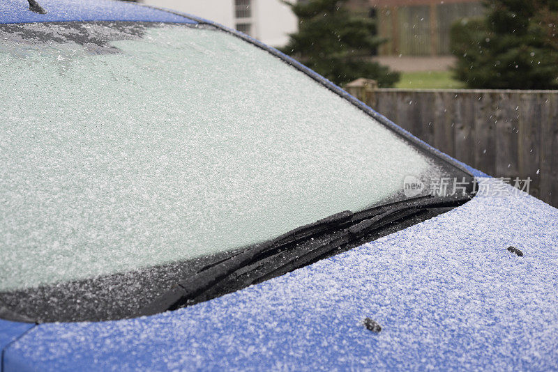 覆盖在汽车挡风玻璃上的冰雪