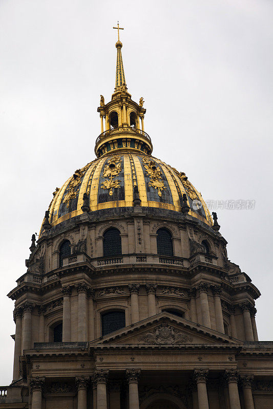 金色的穹顶穿过法国巴黎的树林