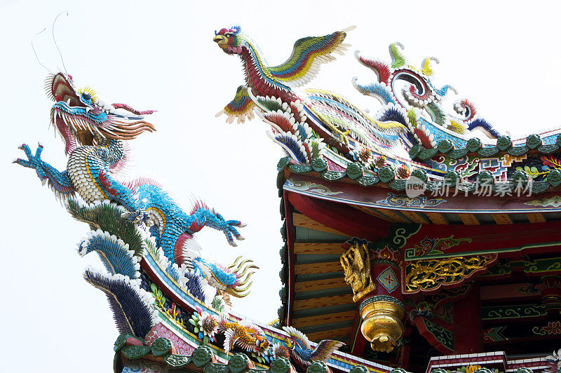 台湾台北市华人庙宇屋顶上的龙