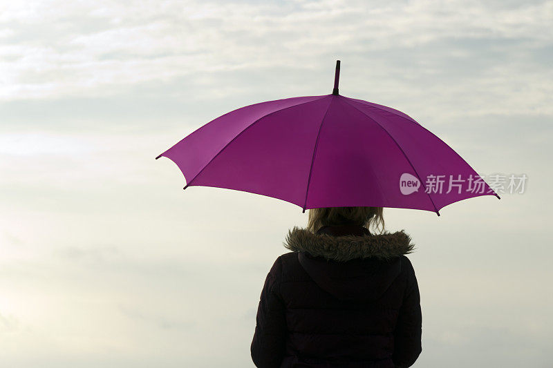 年轻女孩在海滩上做梦