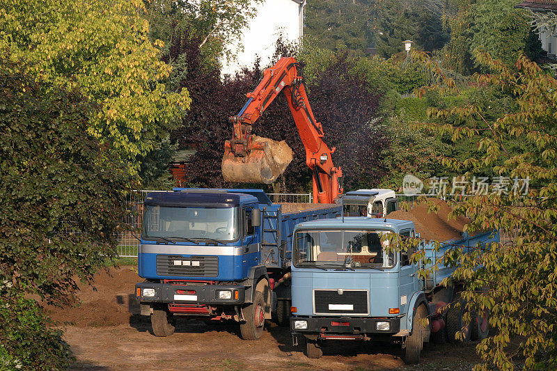 在建筑工地挖东西