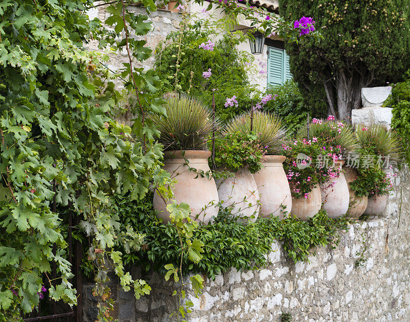 法国中世纪村庄里的花盆