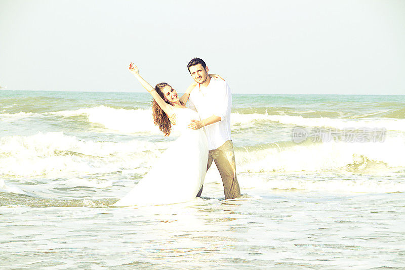 新娘和新郎在海滩上
