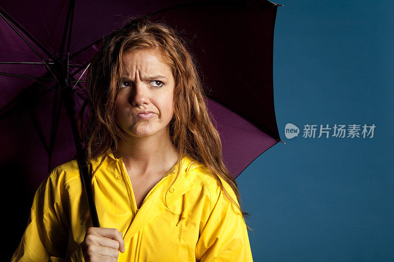 拿着雨伞的女人担心天气