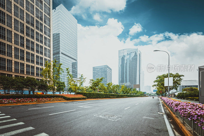 中国上海陆家嘴的世纪大道街景。