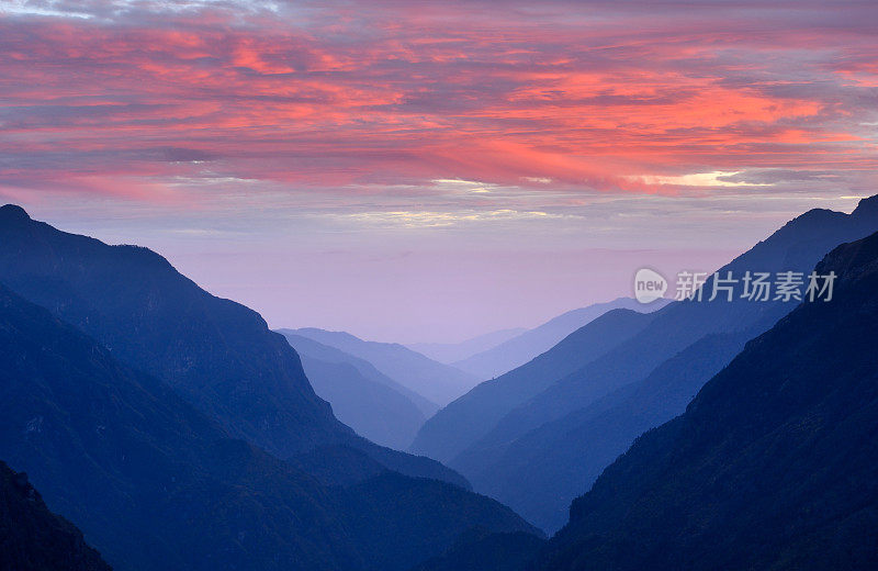 喜马拉雅山脉的穆迪日落