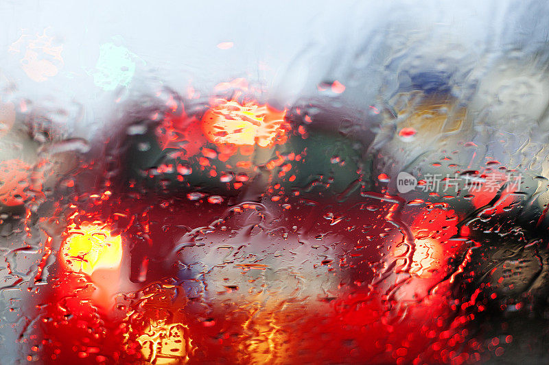 下着雨的马路，透过挡风玻璃看，车水马龙