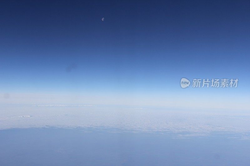 从高空飞机上发射的太空照片。