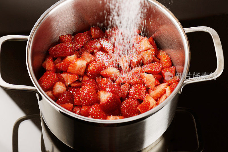 准备草莓酱