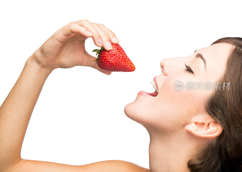 漂亮的年轻女子在吃草莓