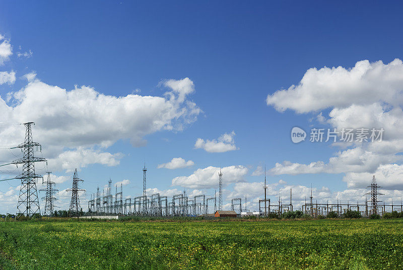 输电线路和变电站的背景是蓝天