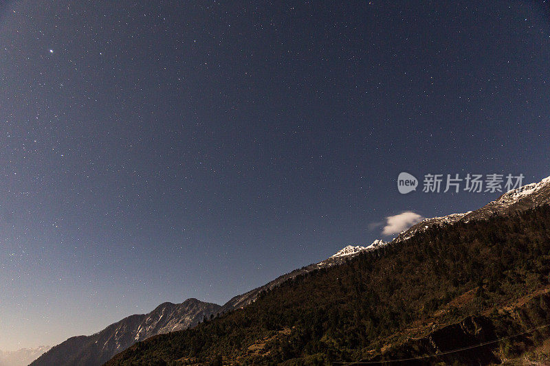 印度北锡金的拉钦，山顶上几乎没有积雪，夜间有星星。