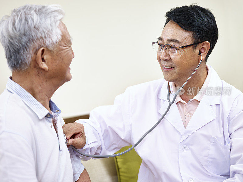 亚洲医生治疗老年病人