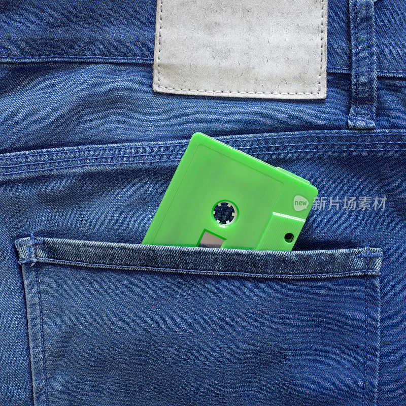 口袋里的绿色盒式磁带