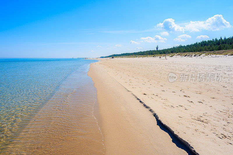 波兰波罗的海Lubiatowo海滩清澈平静的海水