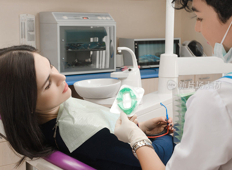 牙科医生接待病人