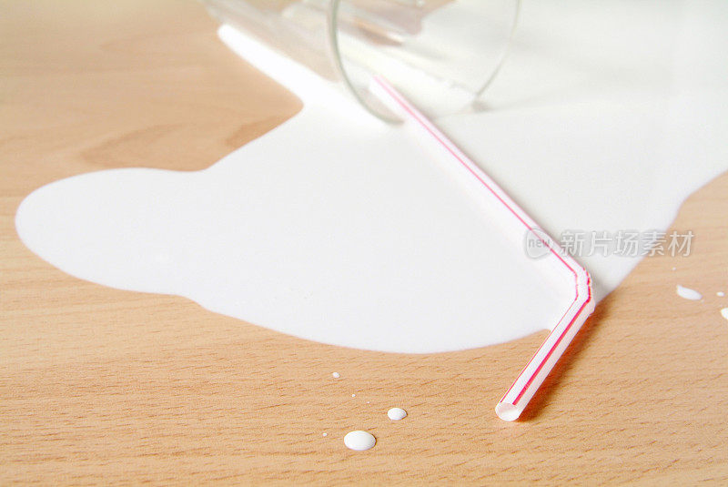 用吸管把牛奶洒在桌子上