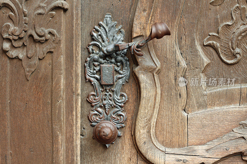 带有老式铁门把手的中世纪木门