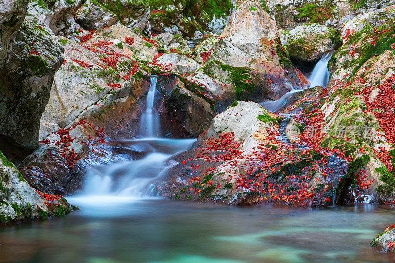 美丽的山间小溪在勒皮那山谷在秋天