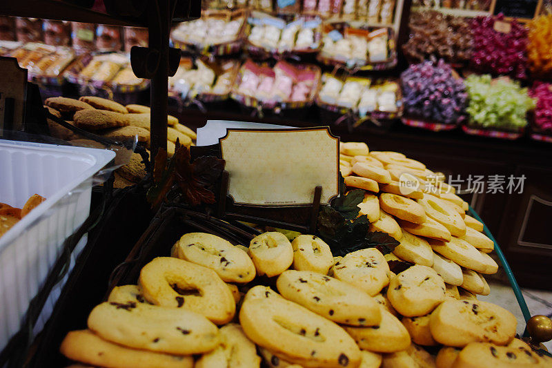 传统的法式老饼干和饼干店，堆满各种饼干。