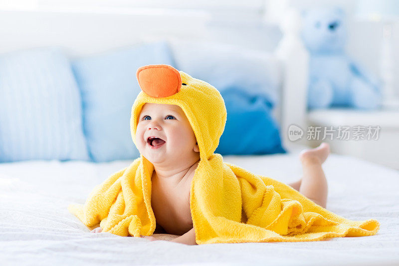 可爱的宝宝沐浴后用黄色的鸭子毛巾