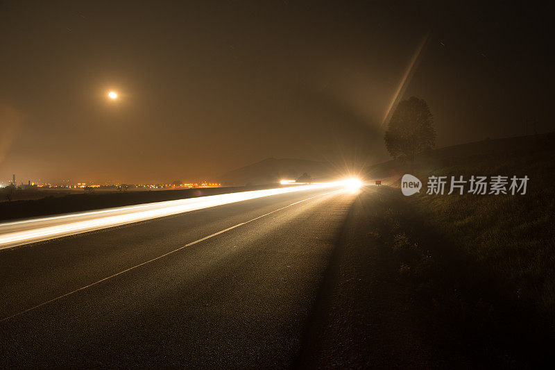 夜间道路上的车辆。