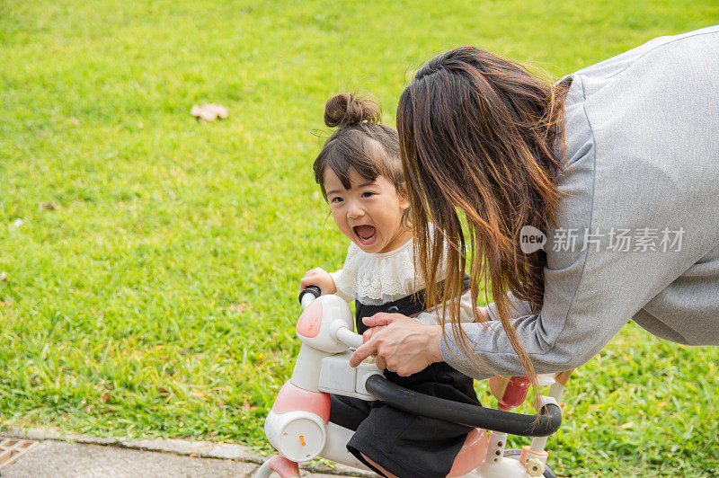 妈妈和小女孩在公园里玩