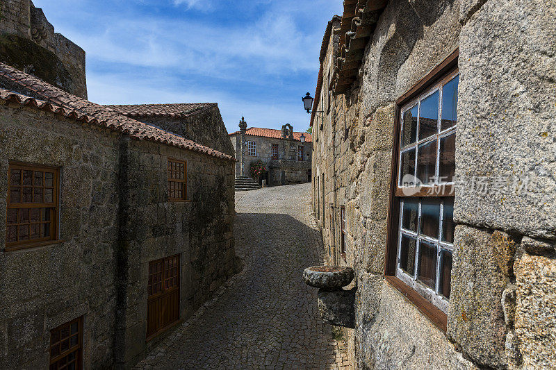 葡萄牙索尔特拉村狭窄的鹅卵石街道