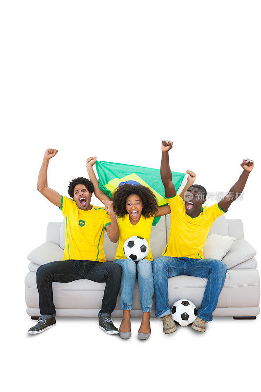 沙发上穿着黄色衣服欢呼的巴西球迷