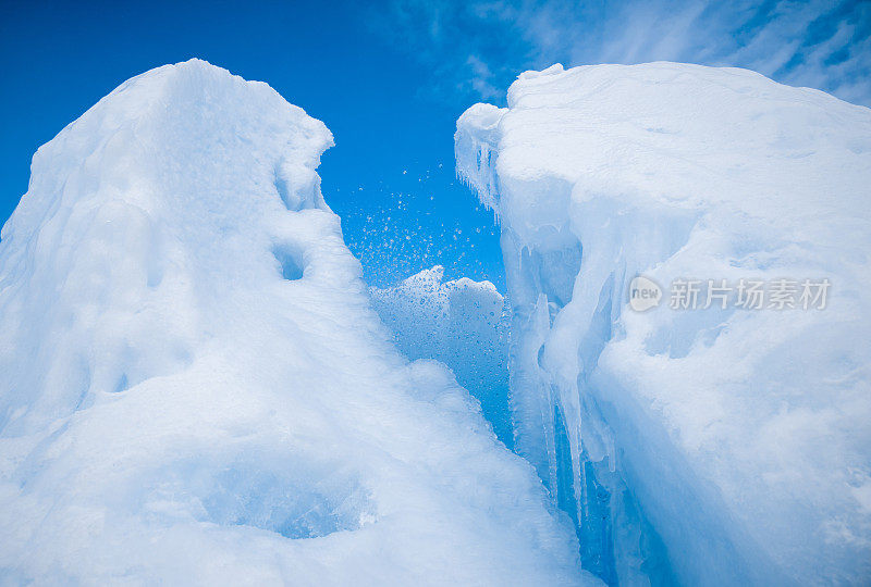山峦上的间歇泉(温泉)，以水滴和蓝天为背景。希比尼山脉，俄罗斯北部，靠近基洛夫斯克(北极圈，科拉半岛)。