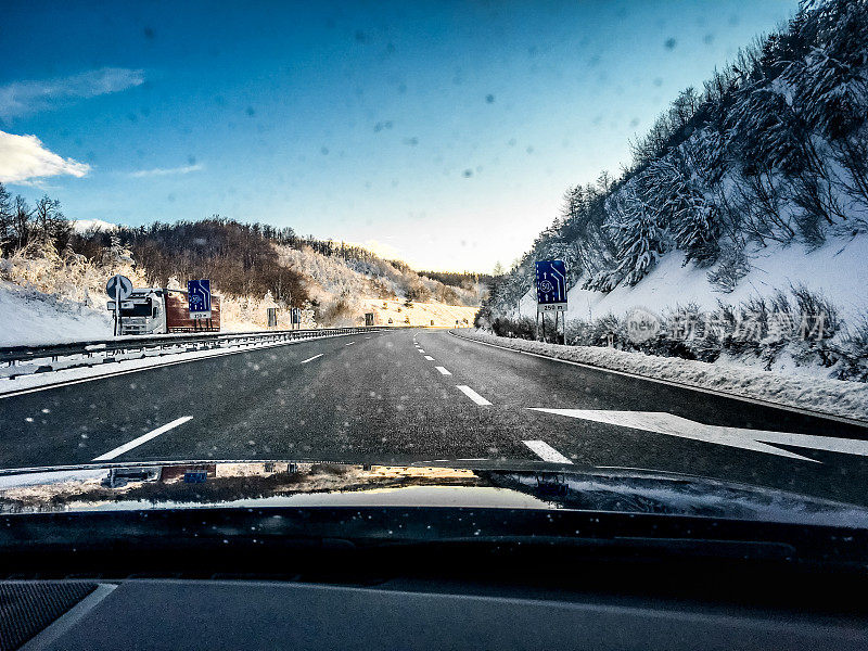 冬天结冰的滑公路