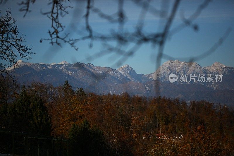 太阳照亮了群山