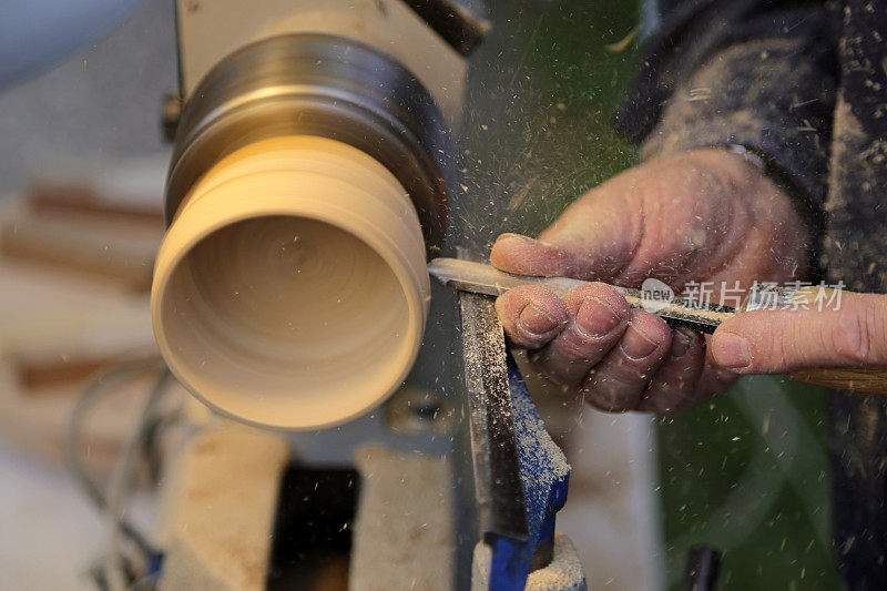 熟练的工匠在工作期间的木块在卡普